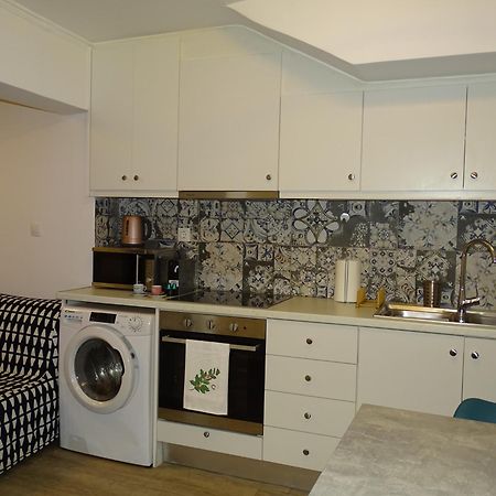 Stylish, Comfortable, Basement Loft-Like Apartment With Amenities アテネ エクステリア 写真