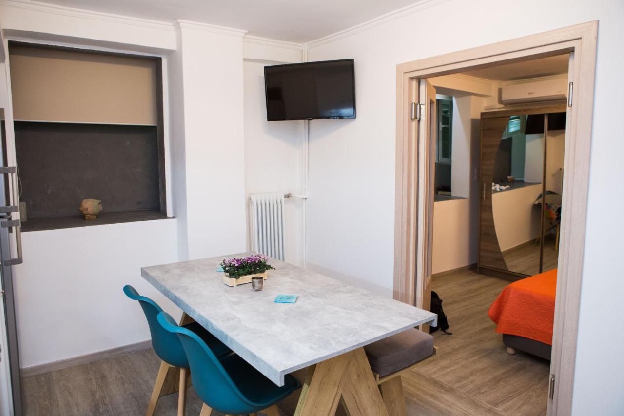 Stylish, Comfortable, Basement Loft-Like Apartment With Amenities アテネ エクステリア 写真
