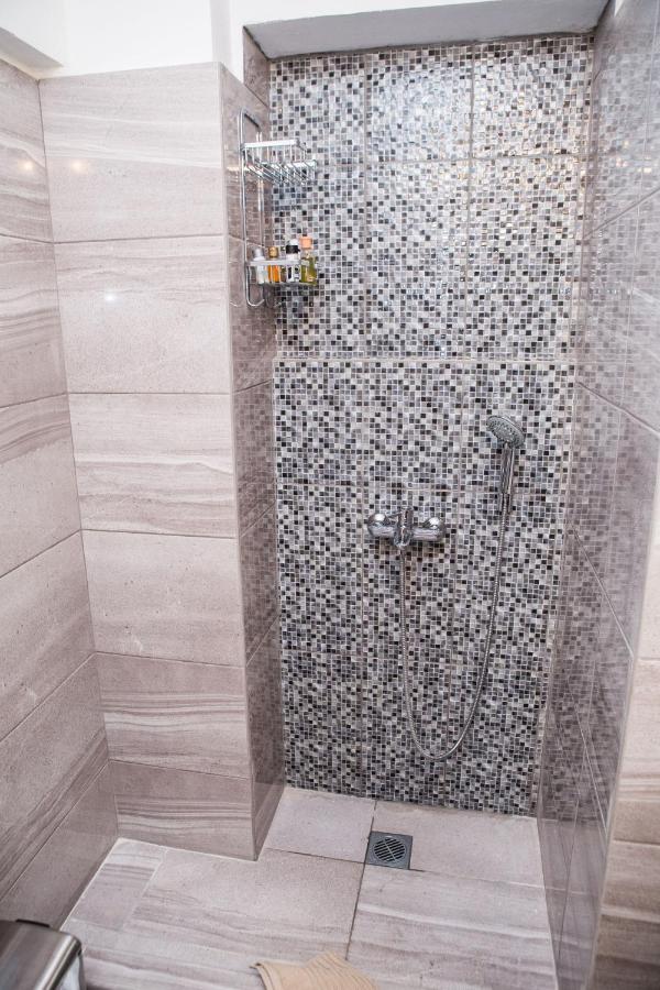 Stylish, Comfortable, Basement Loft-Like Apartment With Amenities アテネ エクステリア 写真