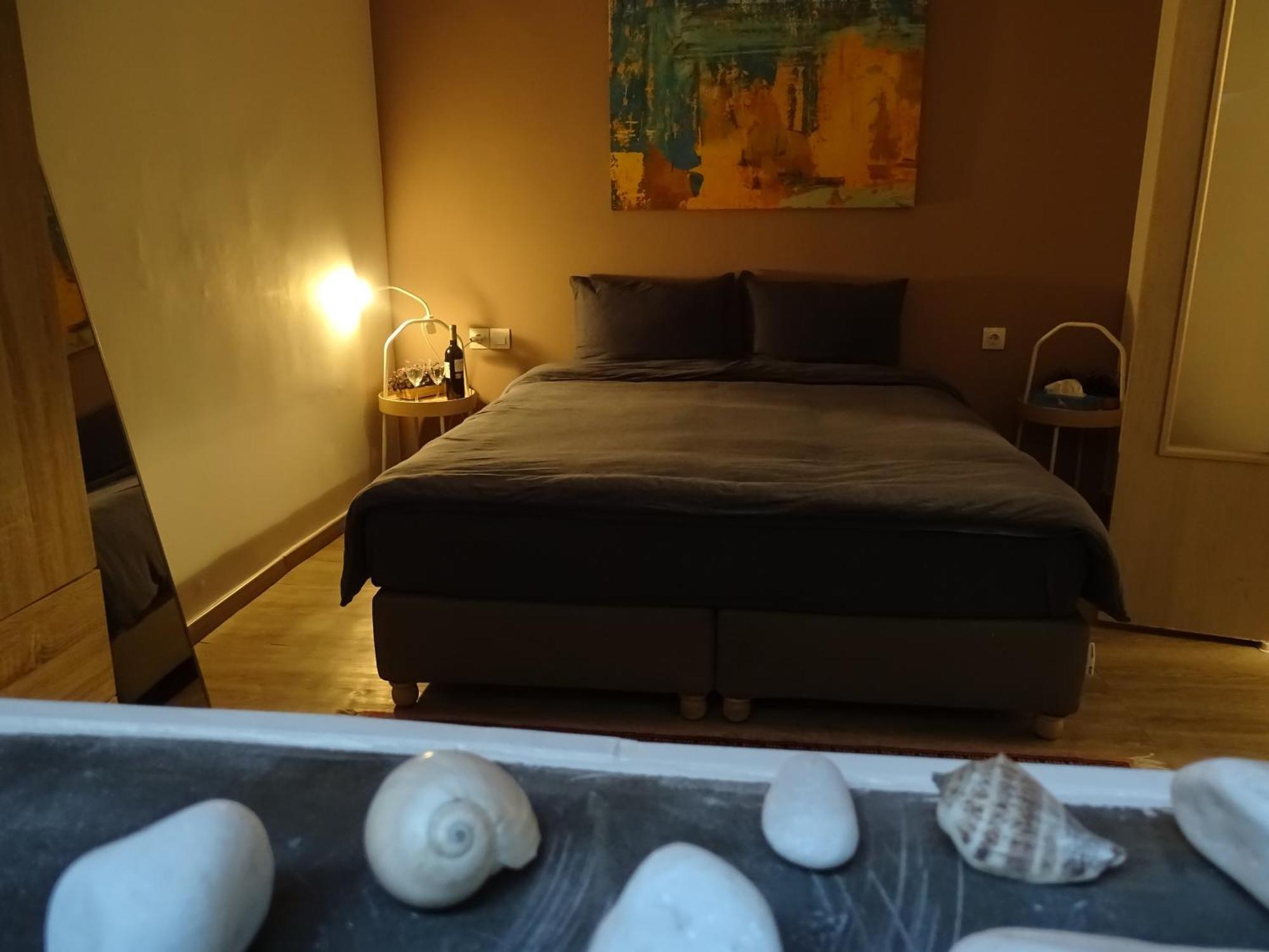 Stylish, Comfortable, Basement Loft-Like Apartment With Amenities アテネ エクステリア 写真
