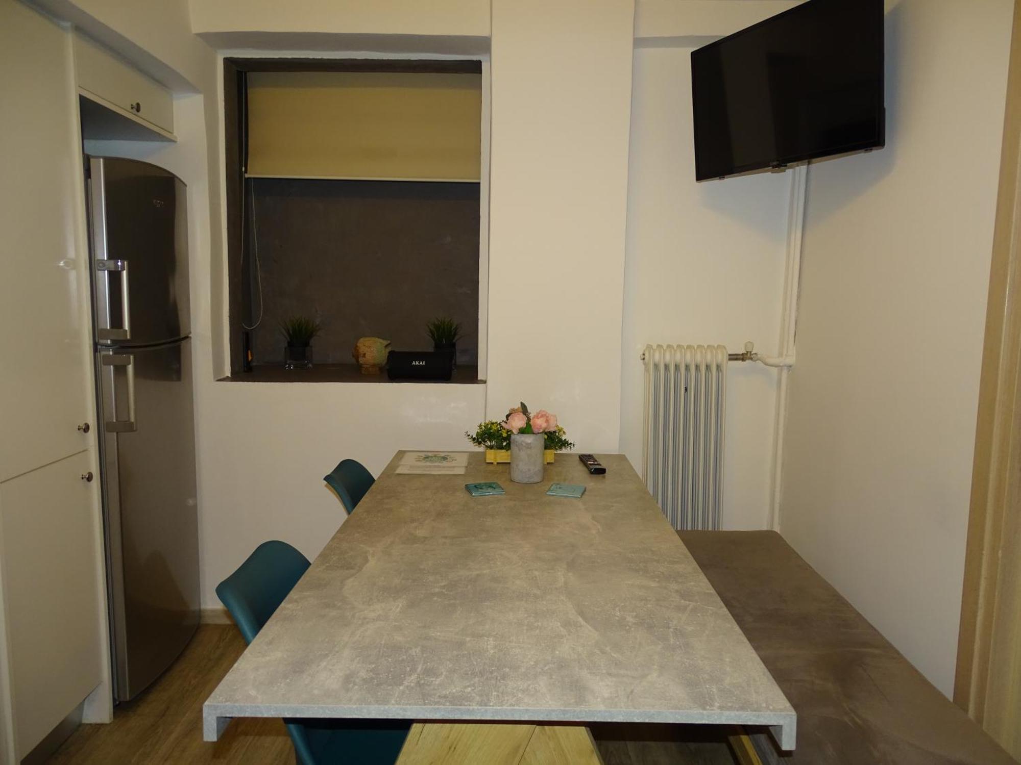 Stylish, Comfortable, Basement Loft-Like Apartment With Amenities アテネ エクステリア 写真