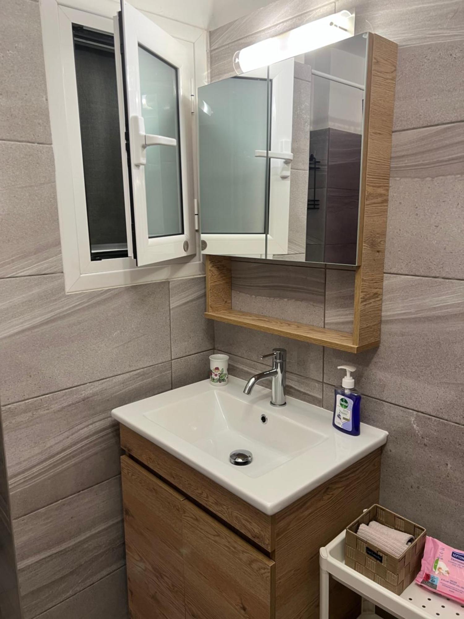 Stylish, Comfortable, Basement Loft-Like Apartment With Amenities アテネ エクステリア 写真